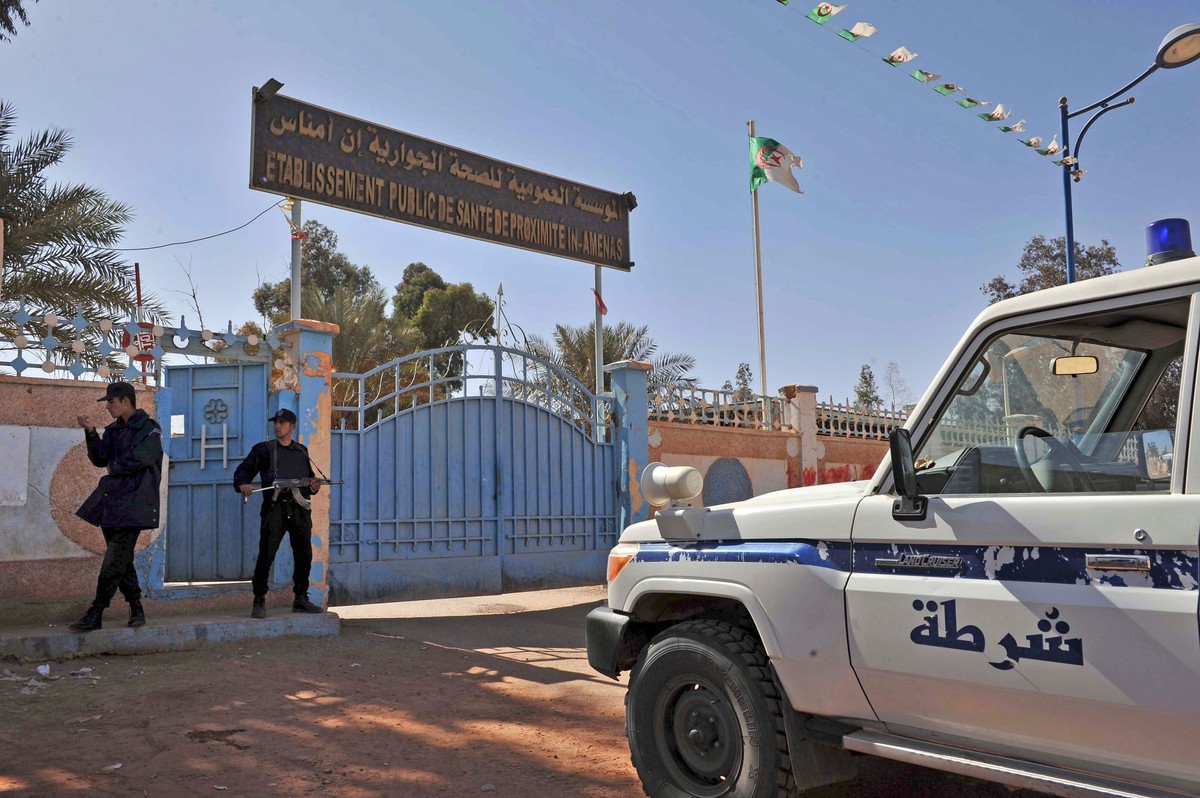 Algierskie oddziały przed szpitalem w Amenas