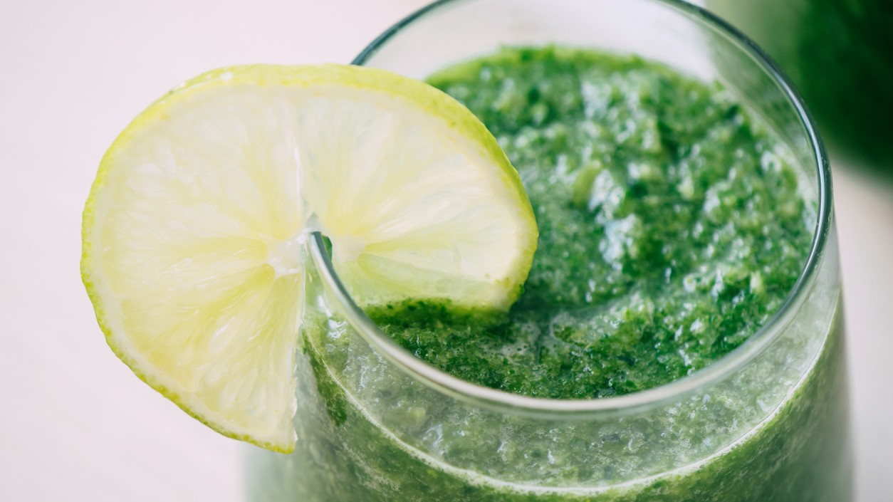 Jednoduchý nápoj plný superpotravín, ktorý podporuje pleť, trávenie aj vitalitu.
