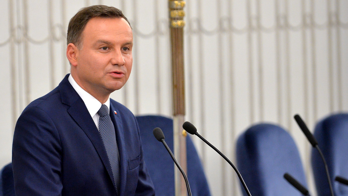 Prezydent Andrzej Duda przesłał kondolencje do prezydenta Francji Francois Hollande’a. W depeszy kondolencyjnej napisał m.in., że jest przekonany, iż "terrorystom nie uda się złamać ducha Narodu Francuskiego". Treść depeszy kondolencyjnej zamieszczono na stronie internetowej Kancelarii Prezydenta.