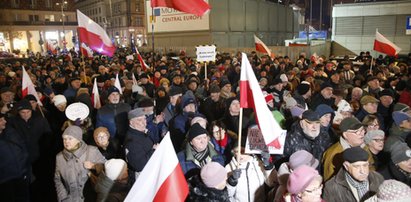 Protest w obronie TVP. Tłumy zebrały się pod siedzibą telewizji. Szokujące okrzyki w stronę Tuska