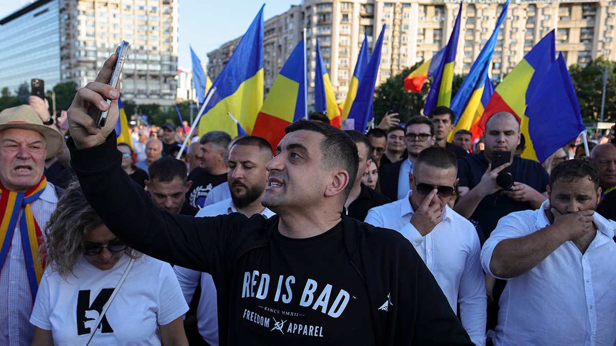 Se agită socialiștii francezi! Dar nu plângeți, o să vă apere Simion
