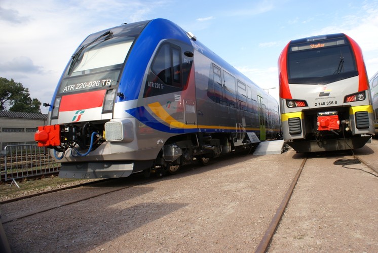 Po lewej stoi ATR 220 Swing,  kontrakt eksportowy polskiej Pesy. Państwowy włoski przewoźnik Trenitalia zamówił 40 takich spalinowych składów. To udoskonalona wersja spalinowych składów Atribo dostarczanych przez już przez Pesę innym włoskim przewoźnikom w latach 2008-2010.<br><br>