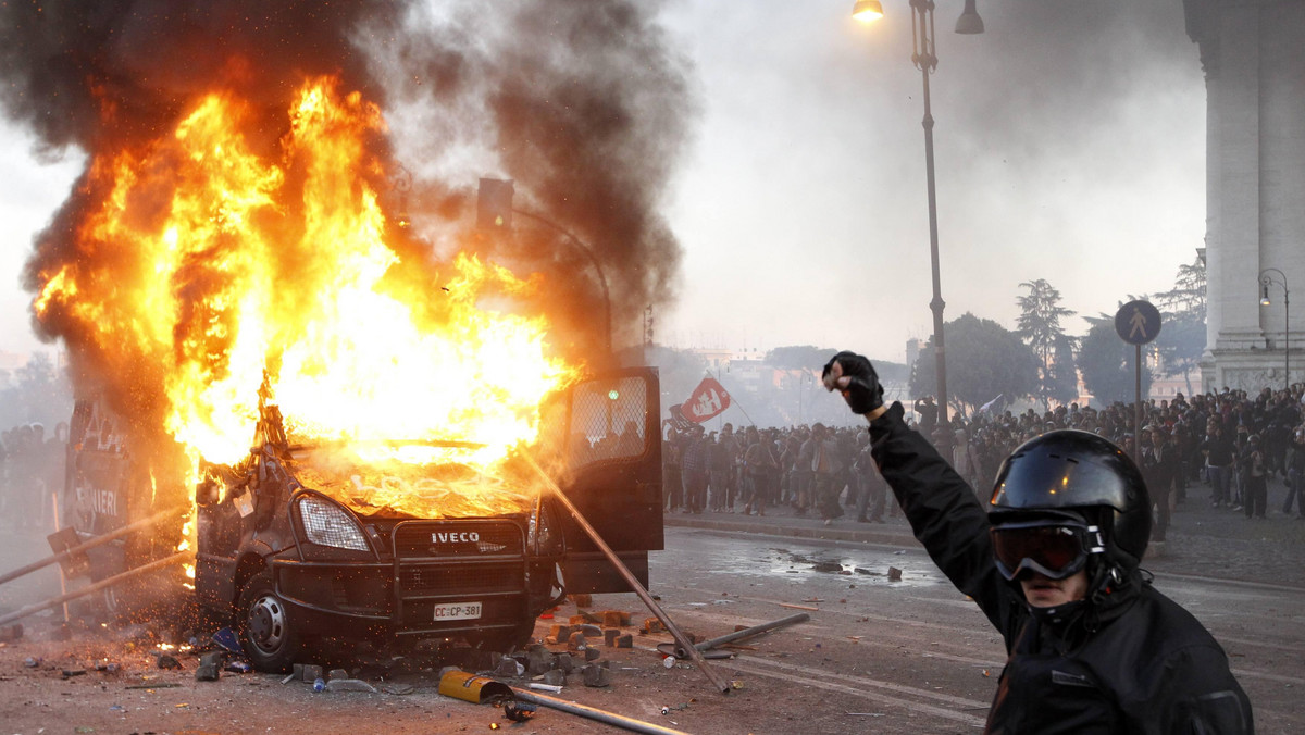 W gwałtowne starcia z policją przerodziła się w Rzymie manifestacja "oburzonych", do której przeniknęli chuligani, zakłócając jej przebieg. Według telewizji RAI jest około 70 rannych wśród policjantów i demonstrantów. Dzisiaj całym światem wstrząsnęły protesty "oburzonych", które odbyły się w ponad 950 miastach w ponad 80 krajach, także w polskiej stolicy. Ruch "oburzonych" narodził się przed pięcioma miesiącami w Hiszpanii w rezultacie kryzysu finansowego, a ostatnio rozszerzył na inne kraje. Protestujący rozpoczęli swoją walkę przeciwko bankierom, finansistom i politykom, oskarżanym o zrujnowanie światowej gospodarki.