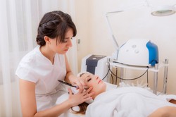 Jeszcze zdążysz! Zabiegi przygotowujące cerę i twarz do lata