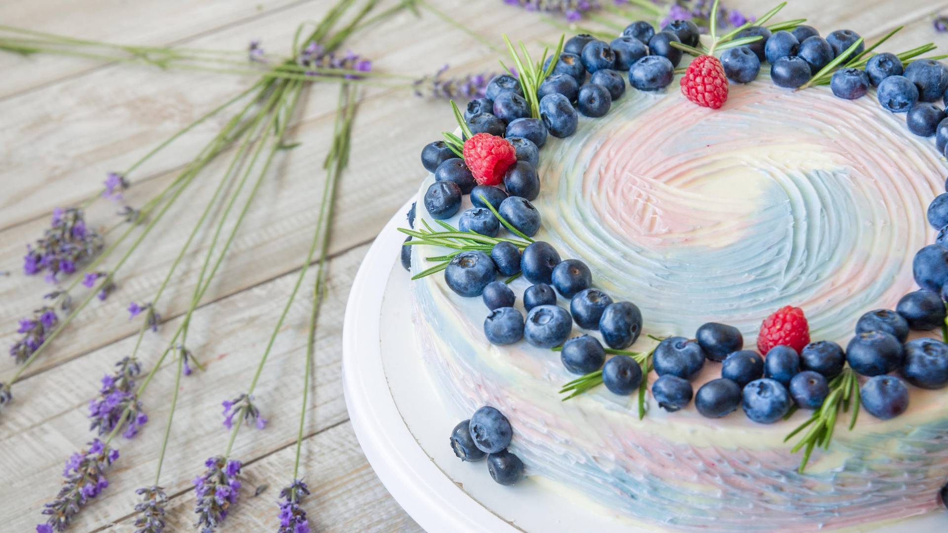 Lavanda torta sa borovnicama je praznik za sva čula