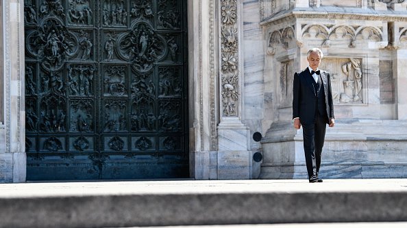 Andrea Bocelli przed kaplicą w Mediolanie - 2020 r.