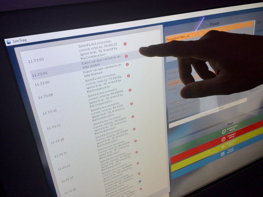 Na ekranie w kabinie instruktora wyświetlany jest szczegółowy raport o przebiegu symulacji, m.in. o nietypowych zdarzeniach na trasie i reakcji maszynisty na ich wystąpienie
