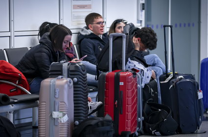 Czekasz długo na lotnisku na przesiadkę? Ten trik pozwala skrócić ten czas i nic nie kosztuje