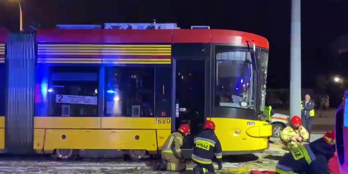 Warszawa. 16-latek wpadł po tramwaj.