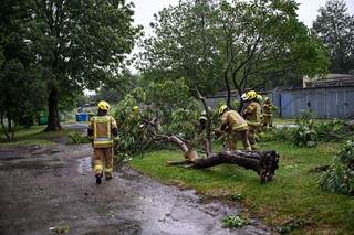 IMGW ostrzega: Ulewne deszcze i burze na południowym wschodzie Polski. Zbiera się sztab kryzysowy