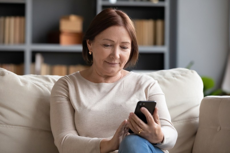 telefon senior fot. shutterstock