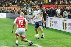 Lukas Podolski mógł zakończyć karierę 23-letniego piłkarza. Mistrz świat przeprosił