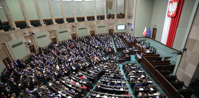 Najnowszy sondaż. Rośnie poparcie dla PiS. Konfederacja poza Sejmem