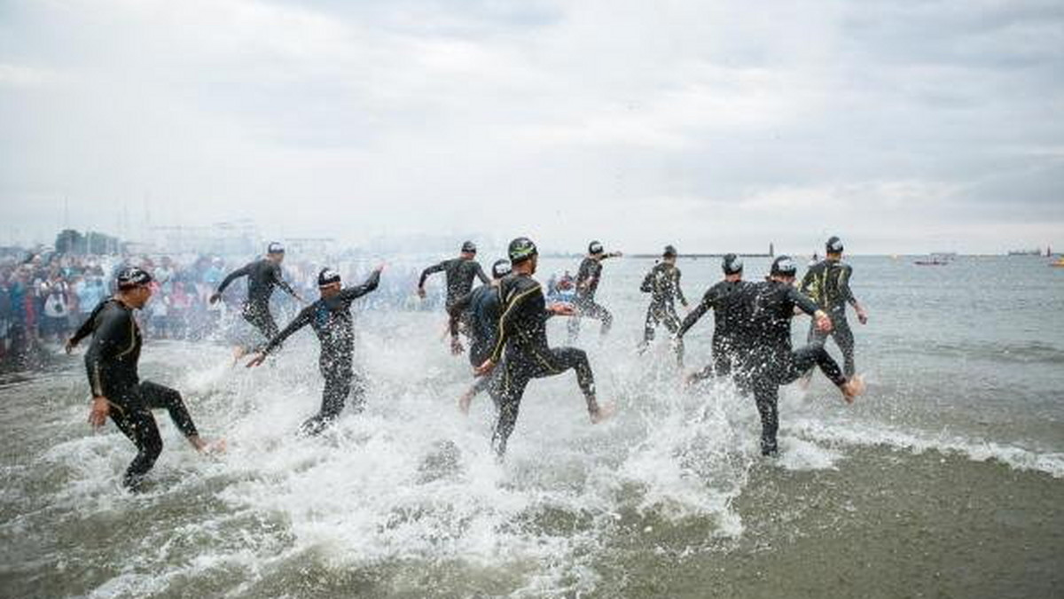 Po tym, jak ruszyły zapisy do triathlonu "Ironman" w ciągu zaledwie kilku godzin zapisało się już 1,5 tysiąca osób. Limit wynosi 2,5 tysiąca - niewiele więc zostało. W ubiegłym roku lista wyczerpała się w ciągu trzech dni. Wiele wskazuje na to, że tym razem rekord zostanie pobity.