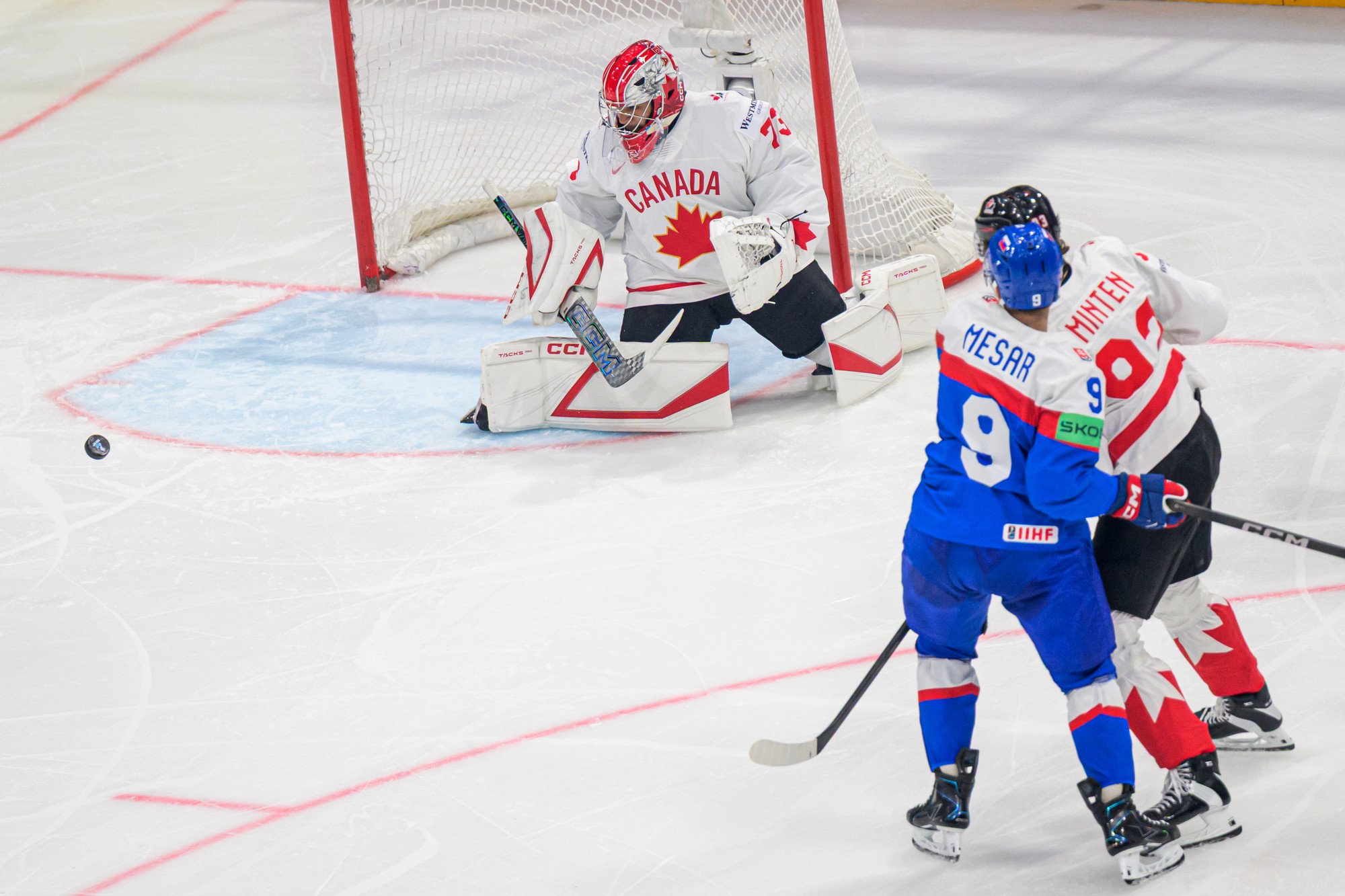 Zľava brankár Jet Greaves (Kanada), Oliver Okuliar (Slovensko) a Fraser Minten (Kanada). 