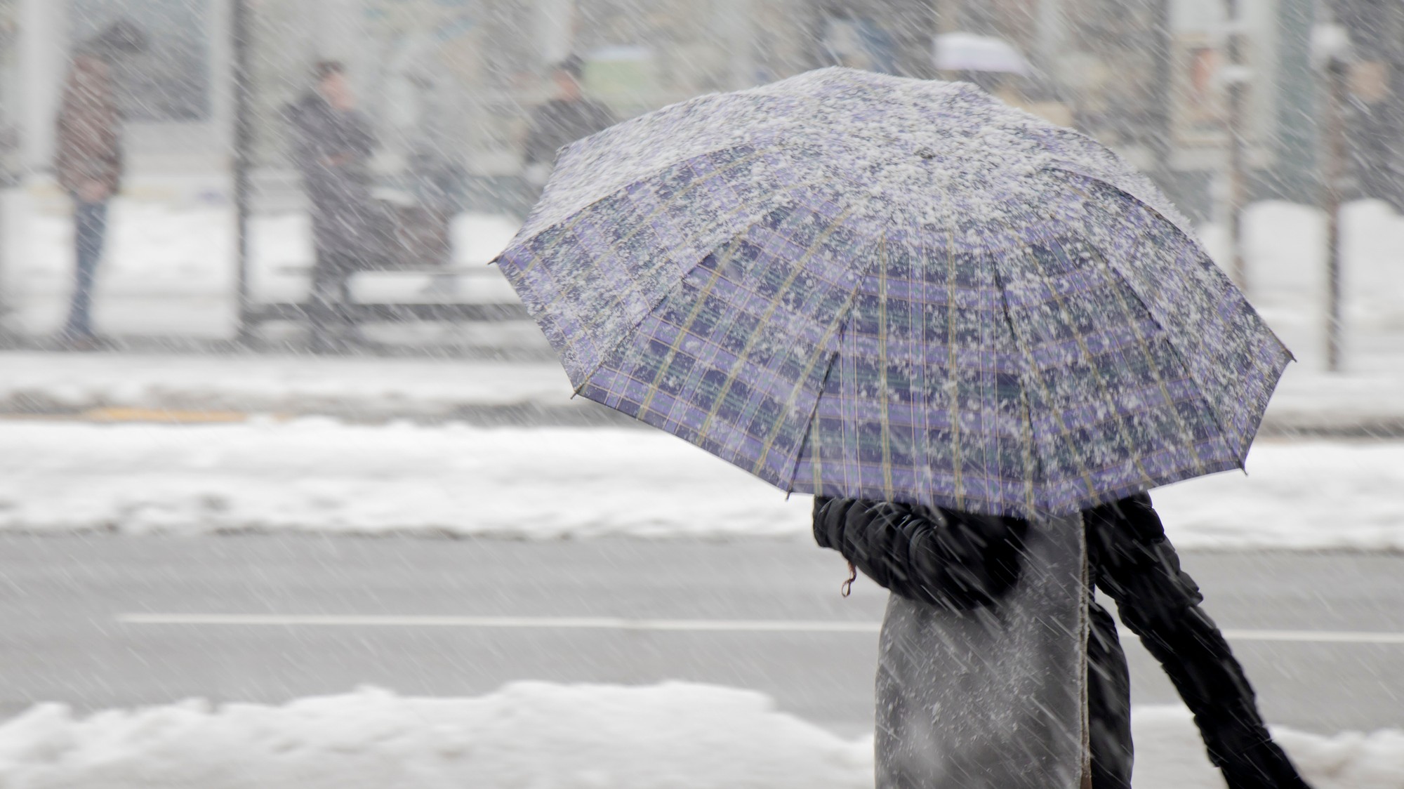 Mrznúci dážď mení ulice na pasce. (ilustračné foto)