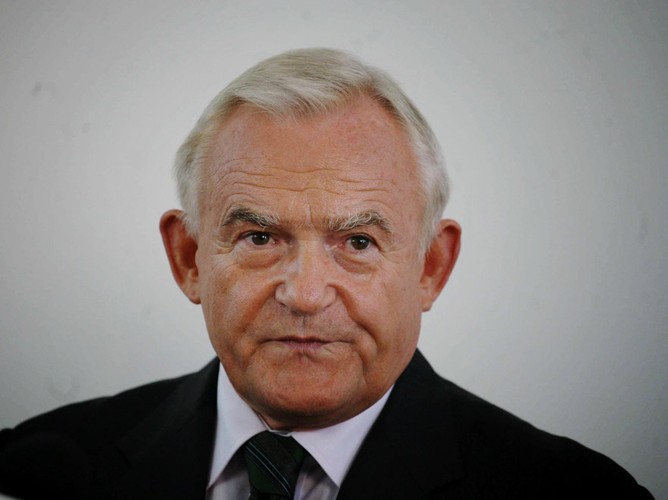 Leszek Miller stał na czele rządu od października 2001 do maja 2004. 926 dni urzędowania. Jego rząd zapewnił Polsce wejście do UE i powołana została w sprawie Rywina pierwsza komisja śledcza w historii III RP