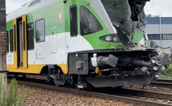 Ciężarówka zderzyła się z pociągiem Kolei Mazowieckich. Maszynista nie żyje