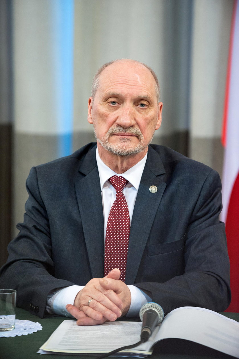 Macierewicz wozi się limuzyną i udaje, że pracuje