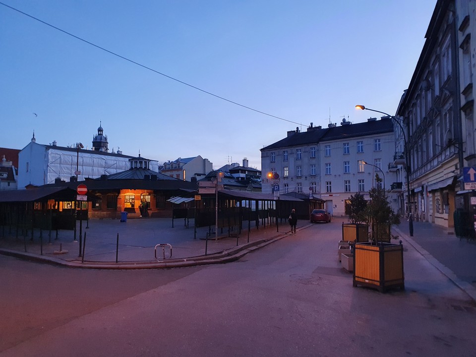 Pełen zwykle imprezowiczów z całego świata Plac Nowy tak pusty nie jest nawet o piątej nad ranem. Dziś późnym popołudniem można co najwyżej zjeść kultową zapiekankę w okrąglaku. Pozostałe lokale są nieczynne, nieliczne oferują jedzenie na wynos