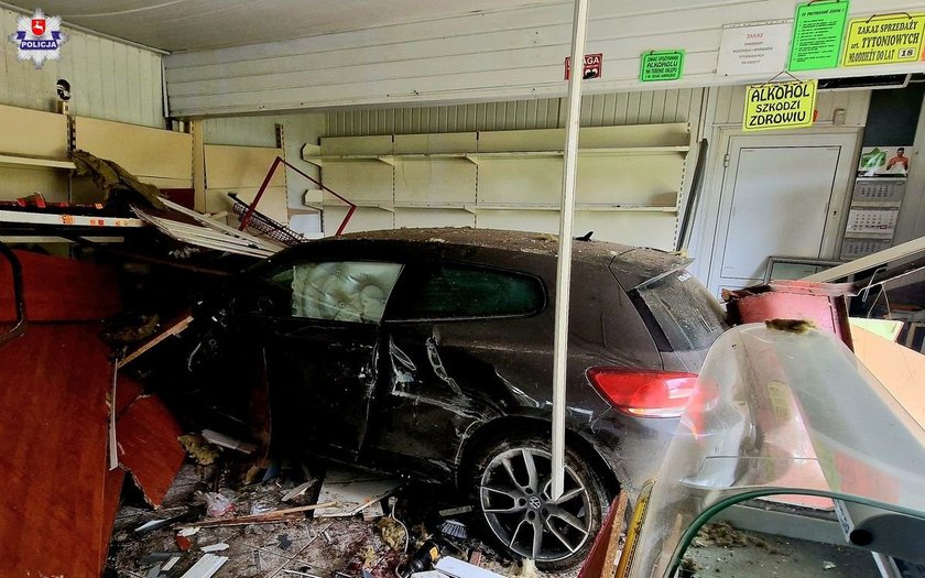 Parczew. The car got into the wall of the store. The passenger was hospitalized
