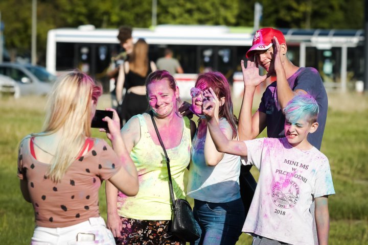 Kolor Fest. Przy dźwiękach Ekipy młodzi ludzie bawili się na święcie kolorów [ZDJĘCIA]