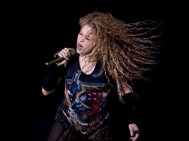 Pierwotnie trasa miała ruszyć w listopadzie 2017 roku, ale ze względu na problemy zdrowotne Shakira odwołała występy.