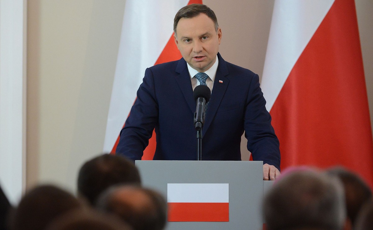 - Złożę odpowiedni wniosek do Senatu i Senat to oceni. Na razie prowadzimy debaty w całej Polsce (...) i widać, że ludzie chcą o tym rozmawiać - oświadczył prezydent