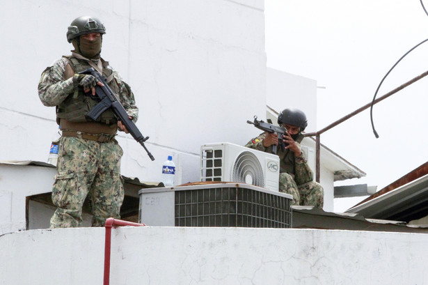Ekwador. Wojsko pilnuje budynku telewizji