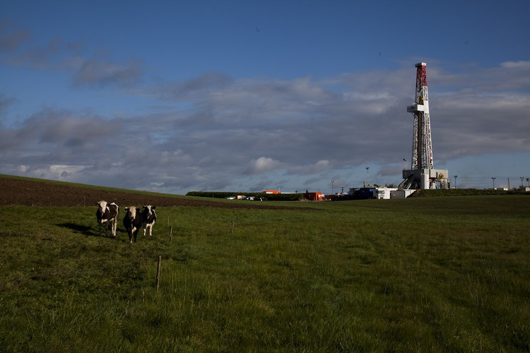 Kwestia wpływu wydobycia gazu łupkowego na środowisko budzi wiele kontrowersji. Firmy wydobywcze twierdzą, że proces szczelinowania jest bezpieczny dla środowiska, zaś organizacje ekologiczne wskazują na ryzyko przedostania się chemikaliów z płynu hydraulicznego do wód gruntowych.