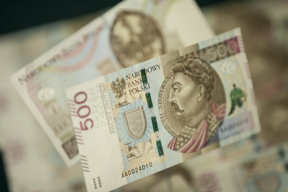 Banknot 500 zł ma być odpowiedzią na wzrost popytu na banknoty o wysokich nominałach. Banknot 200 zł – najwyższy nominał funkcjonujący na polskim rynku – pod względem siły nabywczej jest najniższym wśród najwyższych nominałów stosowanych w krajach Unii Europejskiej.