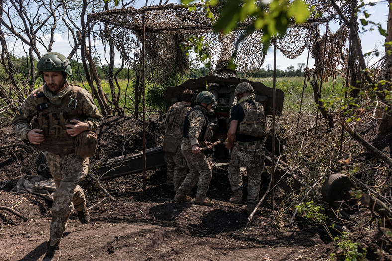 Ukraińscy żołnierze 56. Brygady walczą na swoim stanowisku artyleryjskim, kierunek Bachmutu, Ukraina, 16 lipca 2023 r.