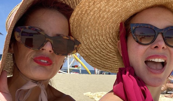 Aneta sa drugaricom na plaži