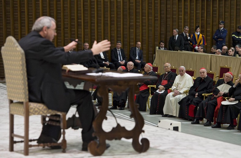 O. Marko Rupnik głosi konferencję religijną przed papieżem Franciszkiem. Rzym, 2016 r.