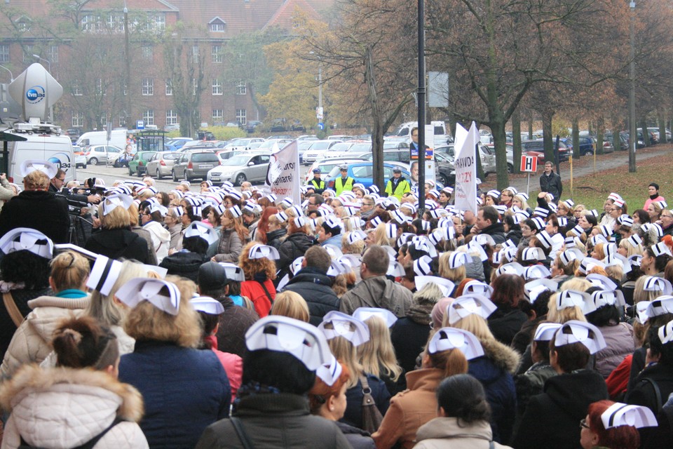 Protest pielęgniarek przed Urzędem Marszałkowskim w Gdańsku