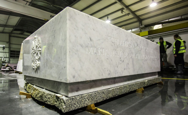 Nowy sarkofag pary prezydenckiej będzie montowany w nocy. Będzie przystosowany do tego, by go otwierać