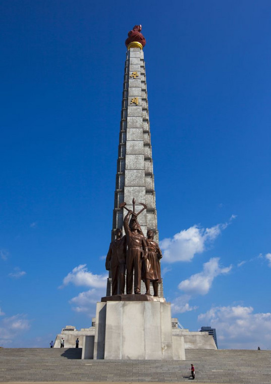 170-metrowy monument wzniesiony na cześć ideologii oraz Kim Ir Sena – Wieża Idei Dżucze w Pjongjangu