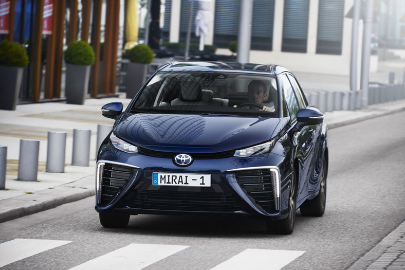 Toyota Mirai - zatankuj wodór i ruszaj w drogę.