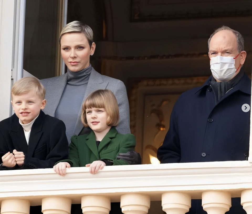 Księżna Charlene i książę Albert z dziećmi na pałacowym balkonie podczas Obchodów Dnia św. Dévote