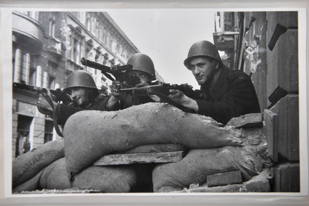 Fotografia z archiwum Henryka Śmigacza z okresu Powstania Warszawskiego, zaprezentowana w IPN w Warszawie