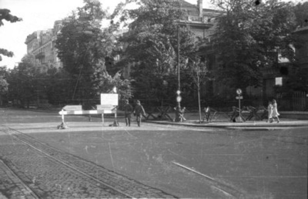 Miejsce zabójstwa Franza Kutschery. Za drzewami budynek Dowództwa SS i Policji Dystryktu Warszawskiego na Alejach Ujazdowskich 23. Na tym skrzyżowaniu dokonano udanego zamachu