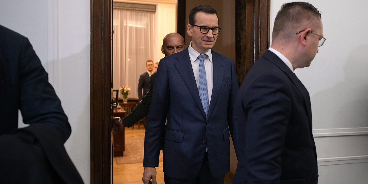 Mateusz Morawiecki wychodzi po rozmowie z marszałkiem Sejmu