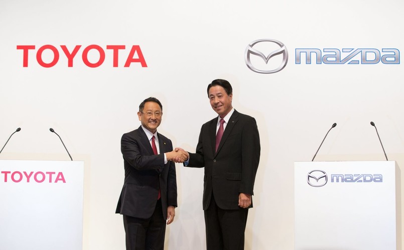 Akio Toyoda, prezydent Toyoty oraz szef Mazdy Masamichi Kogai