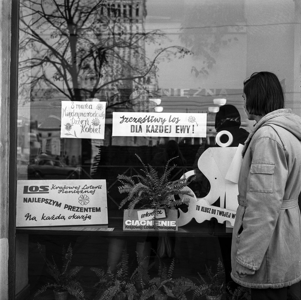 Kolektura Krajowej Loterii Pieniężnej. Sprzedaż losów z okazji Międzynarodowego Dnia Kobiet (1973)