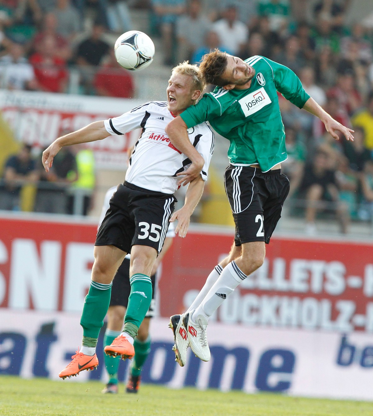 Daniel Łukasik (w białym stroju)