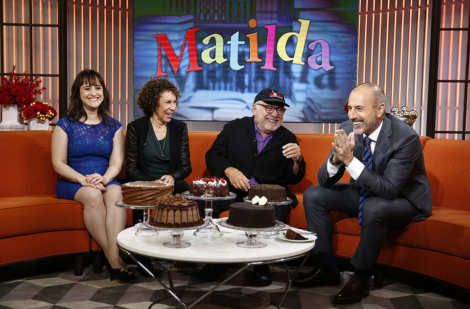 Mara Wilson, Rhea Perlman, Danny DeVito w programie Matta Lauera (2013)