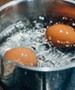 Könnyebben megpucolod a főtt tojást, ha ezt adod a főzővizéhez