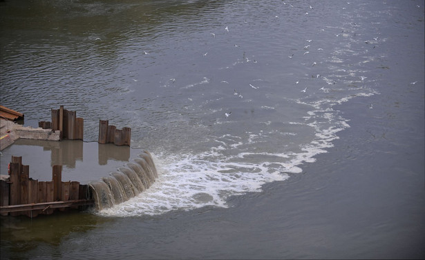 Zbiornik gromadzący ścieki w pobliżu budowy mostu pontonowego przez Wisłę