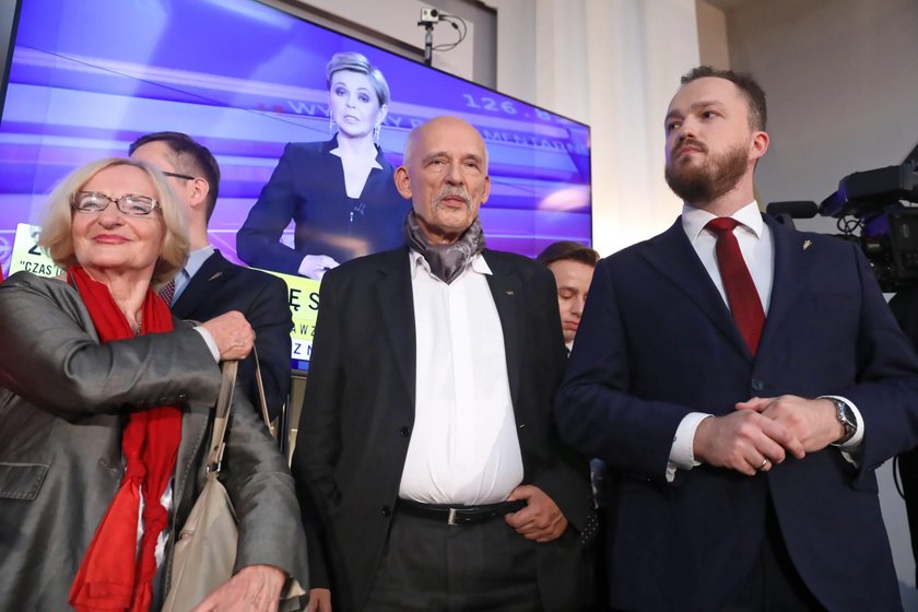 Janusz Korwin-Mikke podczas wieczoru wyborczego Konfederacji