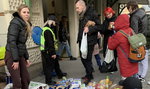 Uchodźcy z Ukrainy na dworcu w Przemyślu. Tak pomagają im Polacy. Te sceny wzruszają do łez